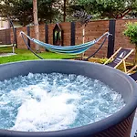 Sosnowa Przystan Jacuzzi Forest 아파트